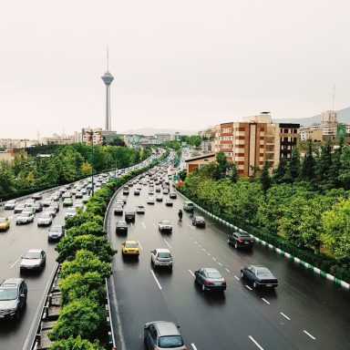 Stadtszene mit Hochhäusern und Autos